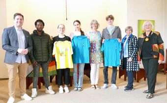 Auf dem Foto sind die Mitwirkenden des Gottesdienstes zu sehen sowie die drei Jugendlichen, die im Juli für vier Wochen nach Simbabwe gehen.