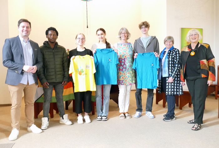 Auf dem Foto sind die Mitwirkenden des Gottesdienstes zu sehen sowie die drei Jugendlichen, die im Juli für vier Wochen nach Simbabwe gehen.