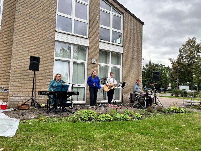 Die Band spielte christliche Popmusik und forderte zum Mitsingen auf. Foto: Maleen Knorr