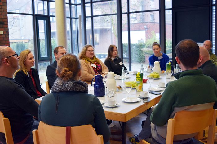 Auf dem Foto sieht man die Sprecher:innen, die bei Radio RST aktiv sind