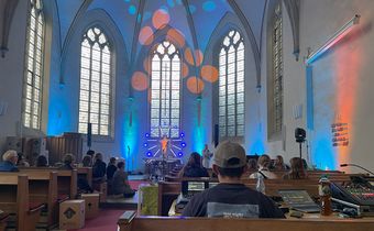 Auf dem Foto sieht man die beluchtete kleine Kirche in Burgsteinfurt.