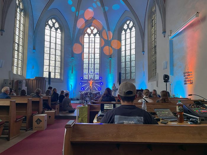 Auf dem Foto sieht man die beluchtete kleine Kirche in Burgsteinfurt.