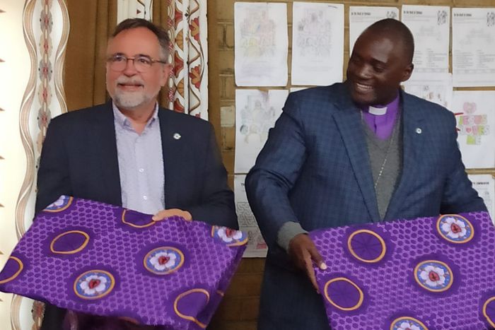 Auf dem Foto sieht man Olaf Goos und Bischof Vushebwashe Mhaka