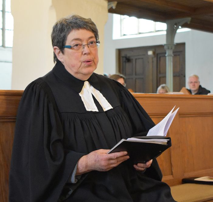 Auf dem Foto sieht man Dagmar Spelsberg-Sühling singend im Gottesdienst.