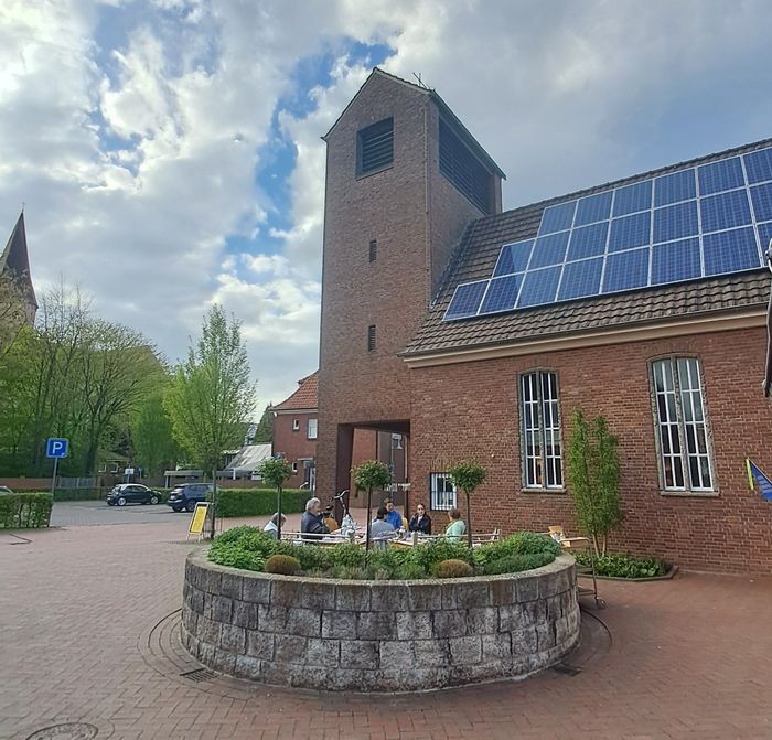Kirchplatz vor der Pauluskirche mit Radfahrer*innen. Foto: Uwe Weber.