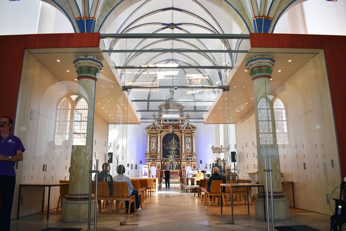 Auf dem Foto sieht man den Hochaltar der Kirche durch den Kubus hindurch.