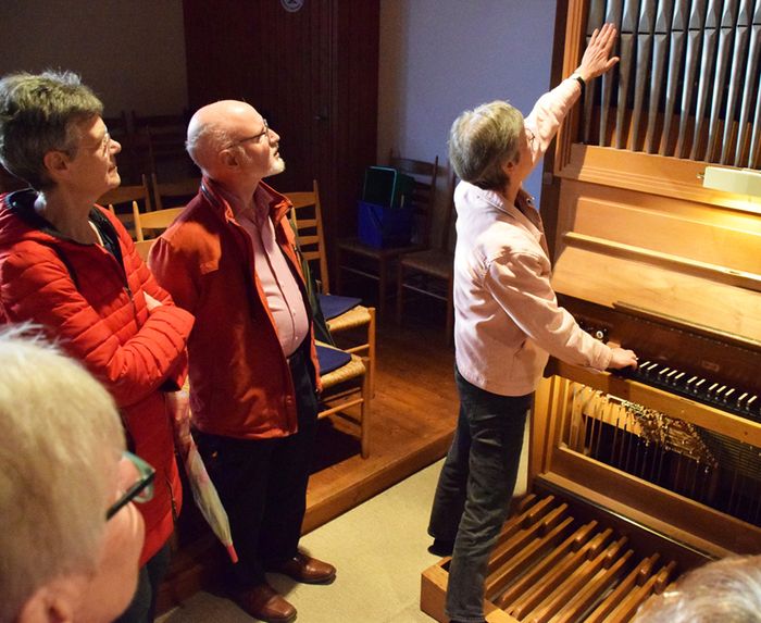 Auf dem Foto ist Kantorin Simone Schnaars zu sehen, die Details der Ott-Orgel in der Auferstehungskirche Borghorst erklärt. 