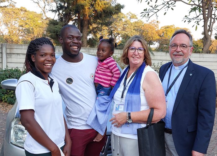 Auf dem Foto sieht man Farainashe Mamvura und seine junge Familie, sowie Pfarrer Olaf Goos und Ehefrau Hilke Bramkamp-Goos.