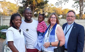 Auf dem Foto sieht man Farainashe Mamvura und seine junge Familie, sowie Pfarrer Olaf Goos und Ehefrau Hilke Bramkamp-Goos.
