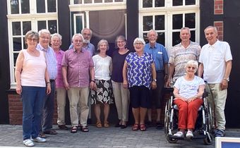 Auf den Foto sieht man Mitglieder des Emsdettener Bibelfliesentream vor dem Kulturhof Deitmar in Emsdetten