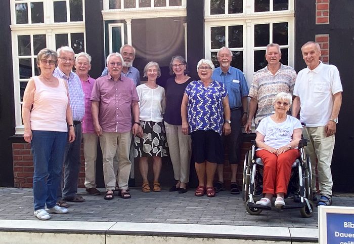 Auf den Foto sieht man Mitglieder des Emsdettener Bibelfliesentream vor dem Kulturhof Deitmar in Emsdetten