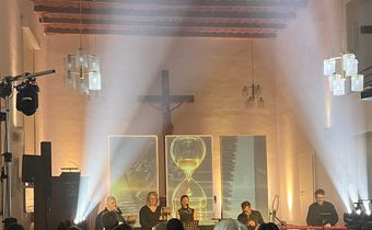 V.l. die Musiker:innen Debbie Wilcock, Christina Golldack, Anna Schulte, Niklas Berger, Mario Lammers. Foto: T. Regitz