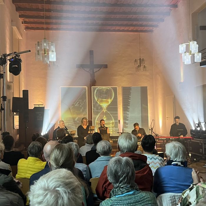 V.l. die Musiker:innen Debbie Wilcock, Christina Golldack, Anna Schulte, Niklas Berger, Mario Lammers. Foto: T. Regitz