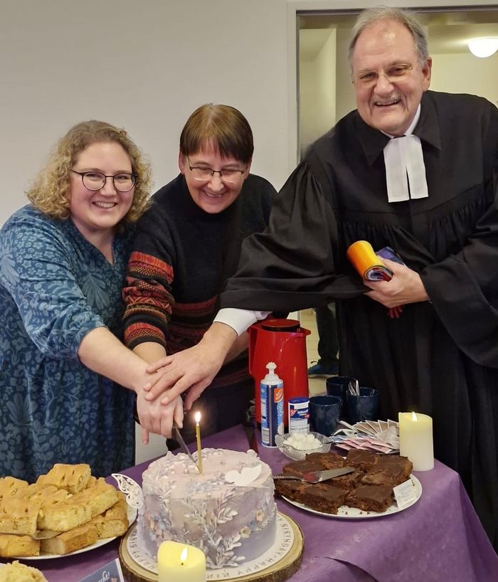 Gemeindepädagogin Frederike Holtmann, Pfarrerin Gudrun Bamberg und Pfarrer Rainer Schröder beim Anschnitt der Jubiläumstorte. Foto: privat