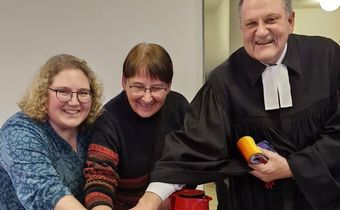 Gemeindepädagogin Frederike Holtmann, Pfarrerin Gudrun Bamberg und Pfarrer Rainer Schröder beim Anschnitt der Jubiläumstorte. Foto: privat