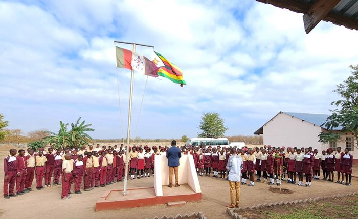 Auf dem Foto sieht man die Schülerinnen und Schüler der Sekundarschule in Gurungweni, die auf dem Schulhof zum Morgenapell stehen