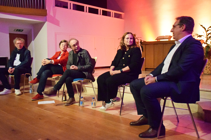 Gesprächsrunde der Reihe „Kultur trifft Kirche“: Die Teilnehmer (v.l.) Reidar Jensen, Daniela Stampa, Axel Engels, Janine Veit und Dr. Thorn Kring diskutieren über Neuanfänge im Leben. Foto: R. Nix