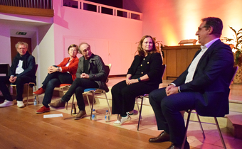 Gesprächsrunde der Reihe „Kultur trifft Kirche“: Die Teilnehmer (v.l.) Reidar Jensen, Daniela Stampa, Axel Engels, Janine Veit und Dr. Thorn Kring diskutieren über Neuanfänge im Leben. Foto: R. Nix
