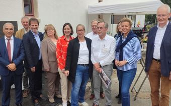 Ansgar Hörster (1.v.r) und Ministerin Ina Brandes (2.v.r) eröffnen gemeinsam mit dem Förderverein der jüdischen Gemeinde Haus Lebenstein feierlich.