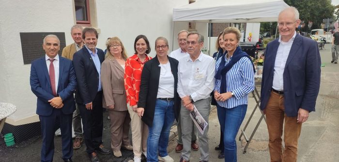 Ansgar Hörster (1.v.r) und Ministerin Ina Brandes (2.v.r) eröffnen gemeinsam mit dem Förderverein der jüdischen Gemeinde Haus Lebenstein feierlich.