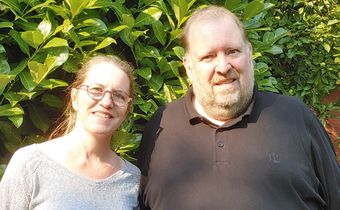 Auf dem Foto sieht man das Pfarrerehepaar Katrin und Thomas Ring