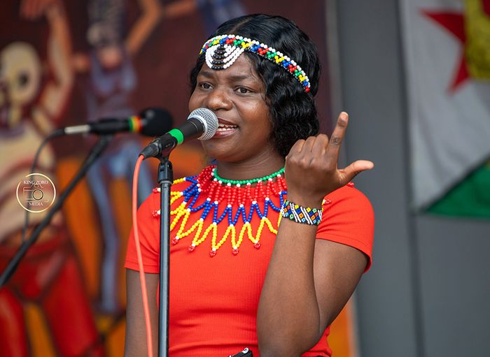 Die erfolgreiche Poetry Slammerin Vongai Monica