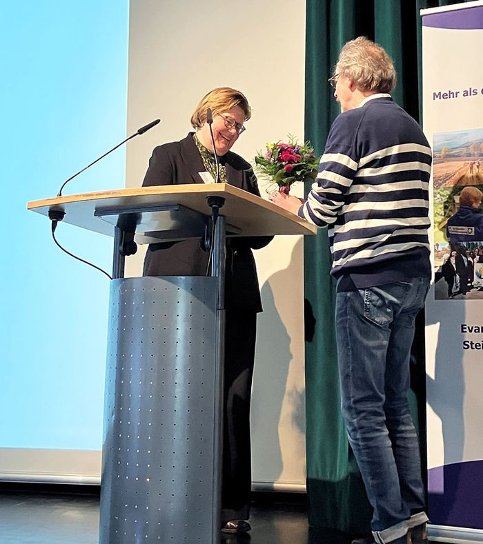 Superintendentin Susanne Falcke freut sich über die Glückwünsche ihres Stellvertreters Axel Gehrmann. Foto: Kirchenkreis