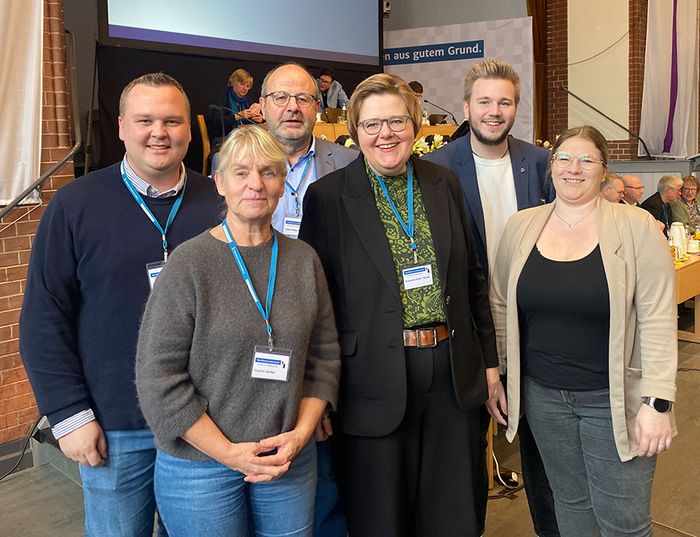 Die neue Vizepräsidentin steht gemeinsam mit der Delegation aus dem Kirchenkreis: von links Andreas Wedding, Gudrun Janßen, Hans-Peter Marker, Susanne Falcke, Jan Tomischat und Jaqueline Plankert. Gruppenfoto, Aufnahme privat.