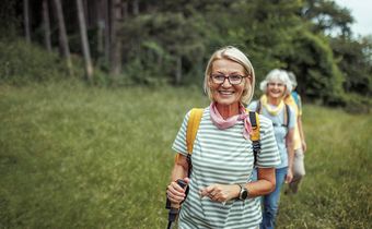 Pilgernd im Münsterland: Frauen machen sich gemeinsam auf den Weg. Foto: mixetto / iStock