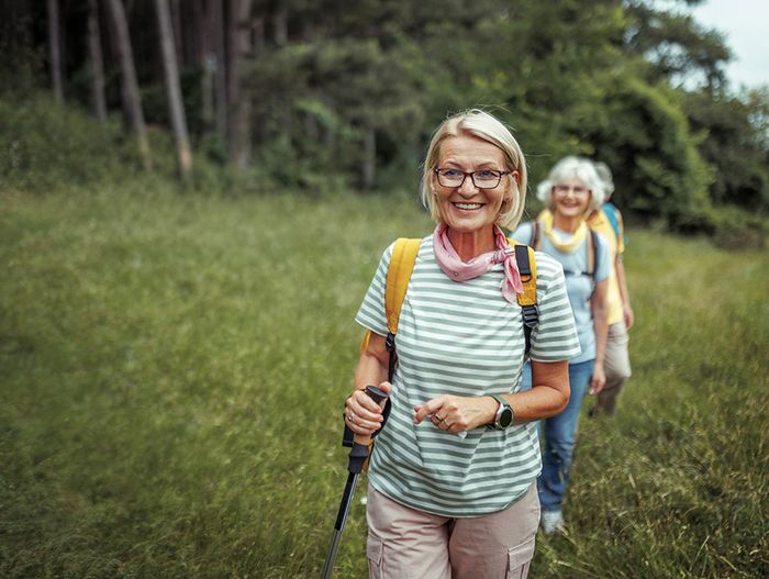 Pilgernd im Münsterland: Frauen machen sich gemeinsam auf den Weg. Foto: mixetto / iStock
