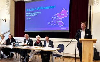 Auf dem Foto sieht man Superintendent André Ost, der die Mitgliederversammlung der Diakonie WesT leitete.