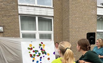 Die Wut rauslassen: Mit Farbbällen konnten die Teilnehmenden auf eine Leinwand werfen. Foto: Maleen Knorr