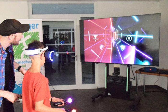 Auf dem Foto sieht man einen Jugendlichen, der eine VR-Brille aufhat.