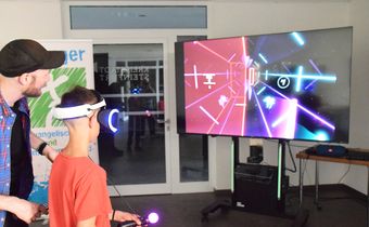 Auf dem Foto sieht man einen Jugendlichen, der eine VR-Brille aufhat.