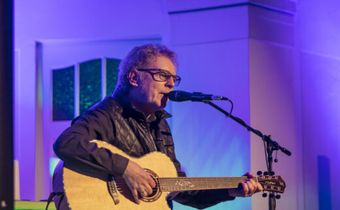 Auf dem Foto ist Singer-Songwriter Reidar Jensen zu sehen. Das Foto hat Axel Engels gemacht.