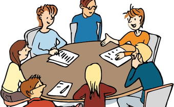 Menschen sitzen um einen runden Tisch herum. Sie reden miteinander. Einige von ihnen haben Papier vor sich und schreiben.