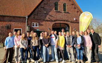 Gruppenfoto der neu bevollmächtigten Religionslehrkräfte mit Ralf Fischer (2. v. r.) und Thorsten Jacobi (r.) auf dem Emshof