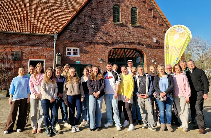 Gruppenfoto der neu bevollmächtigten Religionslehrkräfte mit Ralf Fischer (2. v. r.) und Thorsten Jacobi (r.) auf dem Emshof