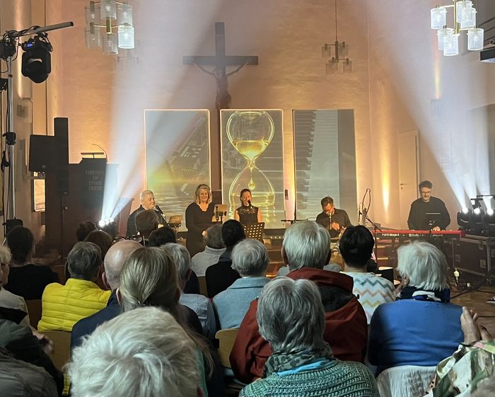 3. v.l. die Musiker:innen Debbie Wilcock, Christina Golldack, Anna Schulte, Niklas Berger, Mario Lammers. Foto: T. Regitz
