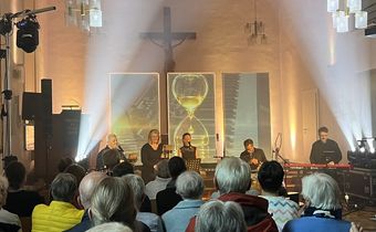 3. v.l. die Musiker:innen Debbie Wilcock, Christina Golldack, Anna Schulte, Niklas Berger, Mario Lammers. Foto: T. Regitz
