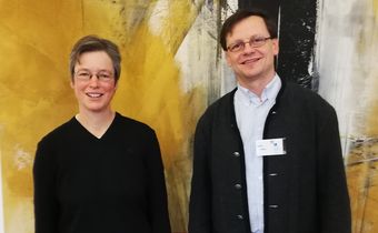 Auf dem Foto sind Simone Schnaars und Tamás Szöcs zu sehen, die beide Organisten im Kirchenkreis sind.