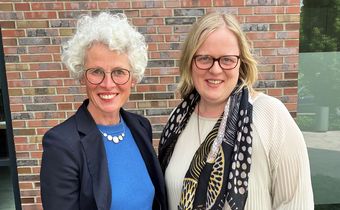 Auf dem Foto sieht man die Pfarrerinnen Inga Schönfeld und Imke Philipps, die den Gottesdienst gestalten.