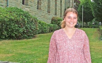 Auf dem Bild sieht man Julia Weyland, die neue Vikarin der Kirchengemeinde Dülmen