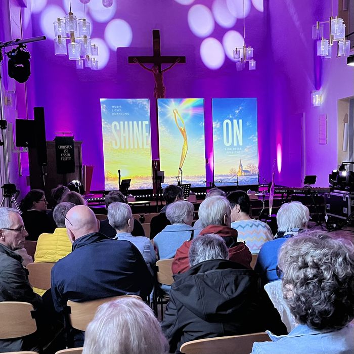 Viele Menschen waren gekommen, um den besonderen Konzertabend zu erleben. Foto: T. Regitz