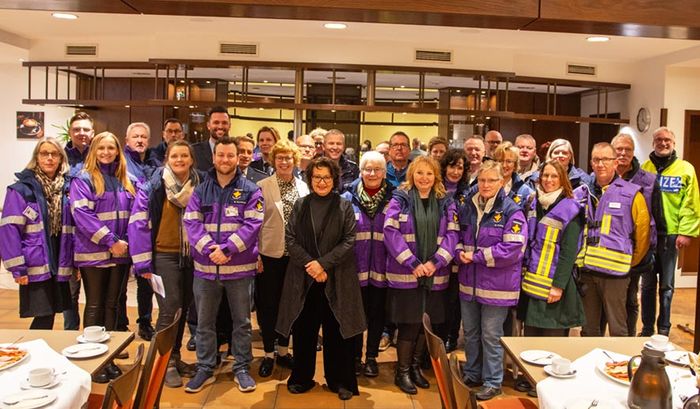 Auf dem Foto sieht man die Notfallseelsorgenden, die im Kreis Borken unterwegs sind, außerdem Mitglieder der Feuerwehr und Polizei.