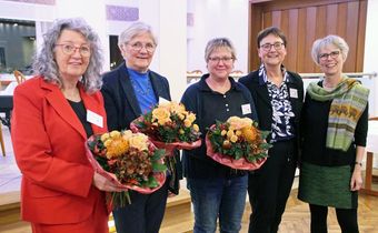 Auf dem Foto sieht man die Beteiligten: Renate Lenhard-Ottinger, Mechthild Schiewerling, Susanne Stock, Moderatorin Barbara Stoll-Großhans und Doris Ulmke, Vertreterin des Veranstalterkreises.