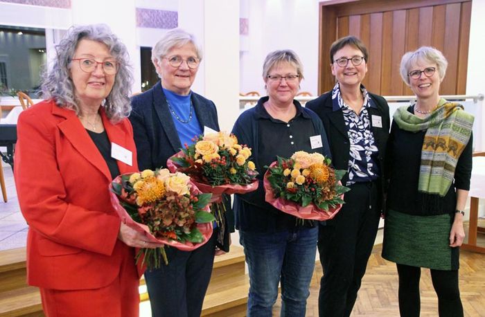 Auf dem Foto sieht man die Beteiligten: Renate Lenhard-Ottinger, Mechthild Schiewerling, Susanne Stock, Moderatorin Barbara Stoll-Großhans und Doris Ulmke, Vertreterin des Veranstalterkreises.