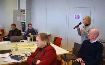 Pfarrerin i. R. Jutta Beldermann (rechts) berichtete in der Pfarrkonferenz über den aktuellen Stand des Revisionsprozesses zur Kirchenordnung. Foto: Christine Fernkorn