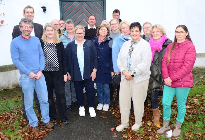 Vor dem Vorstellungsgottesdienst wurde ein Foto von Carsten Griese mit allen Presbyterinnen und Presbtern gemacht