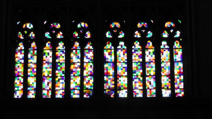 Auf dem Foto sieht man ein buntes Fenster, das von dem Künstler Gerhard Richter geschaffen wurde.